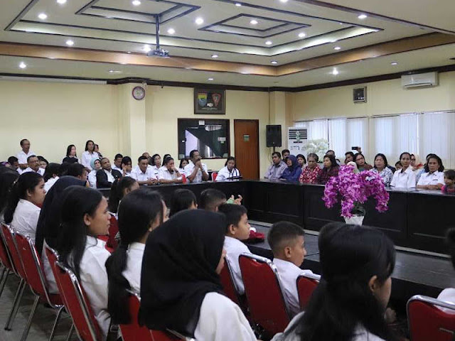 Syarif Hadler Lepas 30 Siswa-Siswi Berprestasi ke Sekolah Genius dan STKIP Surya Institute Syarif Hadler Lepas 30 Siswa-Siswi Berprestasi ke Sekolah Genius dan STKIP Surya Institute