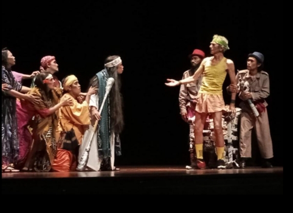 Pentas Aum teater Mandiri Putu Wijaya