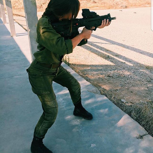 Foto Tentara Wanita Israel Kenakan Bikini, Gemetar Lawan-Nya Juga!