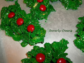 Looking for a really fun & easy Christmas treat?  You will love this Christmas Wreath Marshmallow Treats recipe!   You really can't mess up the design.