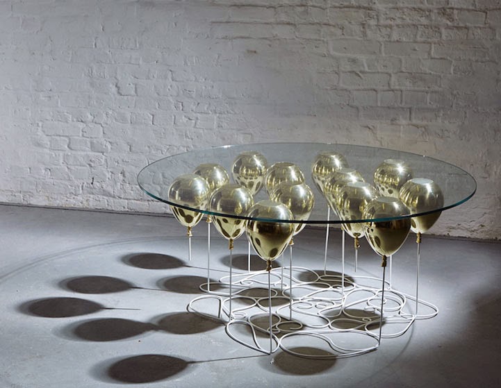 Up table, una mesa de comedor creada con globos