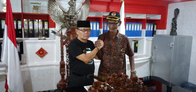 Yowel Warabai Serahkan Dokumen Pengesahan KPK-Tipikor Provinsi Papua ke Marwan.lelemuku.com.jpg
