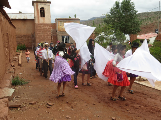 Weiße Fahnen zu Ehren der Pachamama sind typisch für unsere Gegend