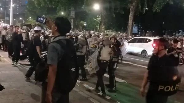 Polisi Membabi Buta saat Bubarkan Demo UU TNI di DPR, Paha Jurnalis Kena Sabet