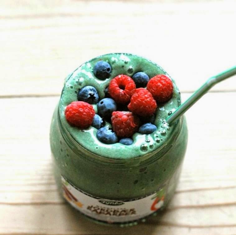 http://zielonekoktajle.blogspot.com/2014/09/kiwi-banan-maliny-spirulina-maca-woda.html