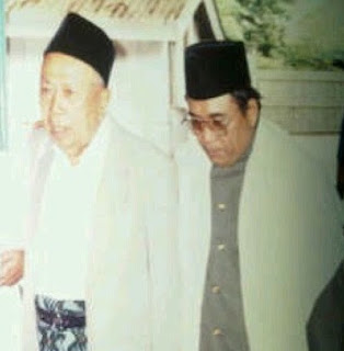 KH. MUHAMMAD KHOLIL AR BERSAMA KH. MUHAMMAD MUHAJIRIN AMSAR ADDARY