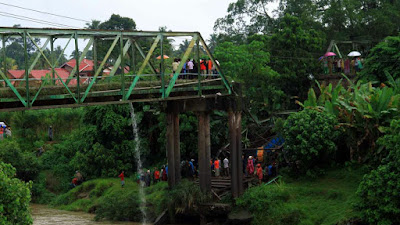 Diduga Aktivitas Penambangan Pasir Yang Tak Terkendali, Jembatan Sikabu Roboh 