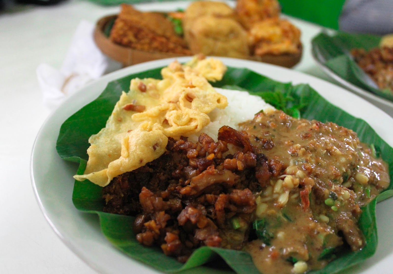 Menikmati Sambal Pecel bersama keluarga