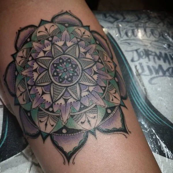 chica con tatuaje de mandala