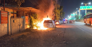 थाना रायपुरवा अंतर्गत रायपुरवा मोड़ पर किनारे खड़े वाहन  पर लगी आग।