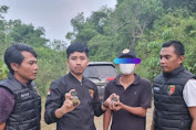 Seorang Petani di Pidie Menyerahkan Dua Butir Granat Aktif Kepada Personel Polres Pidie di Kawasan Pinggir Hutan