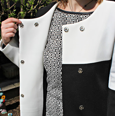 www.shein.com/White-Black-Long-Sleeve-Color-Block-Coat-p-233100-cat-1735.html?utm_source=paroleopereomissioni.blogspot.it&utm_medium=blogger&url_from=paroleopereomissioni