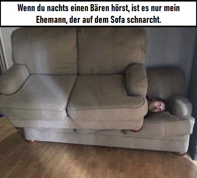 Lustiges Spruchbild Schnachender Ehemann schlaeft auf Sofa Ehechaos und Beziehungsspaß - Amüsante Liebeserlebnisse Ehe, Genervt, Komische Begebenheiten des Lebens, Müdigkeit, Tipps