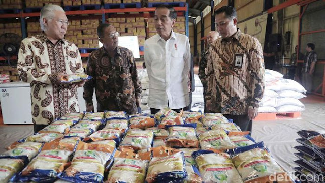 Cek Gudang Bulog, Jokowi: Harga Beras Mulai Turun