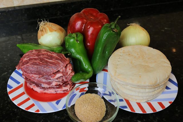 Ingredientes para pitas rellenas de carne y verduras