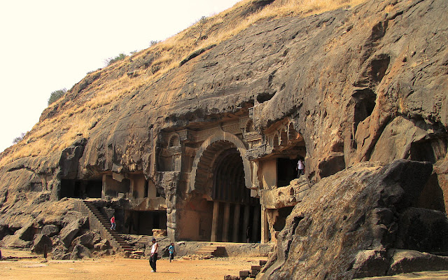 岩をくり抜いて作られたインドの古代のお寺、アジャンター石窟群【c】