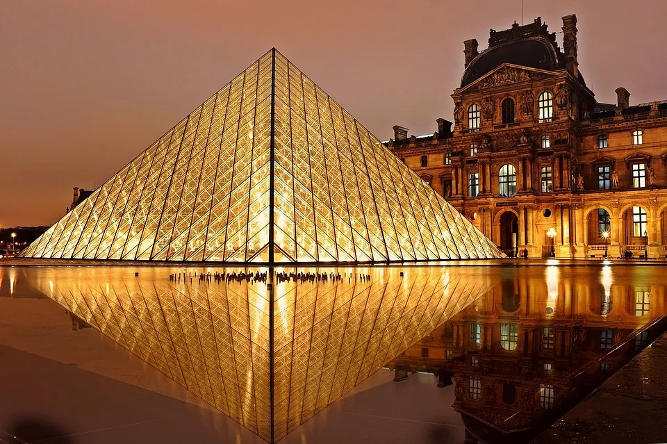 La pyramide du Louvre, oeuvre de Ieoh Ming Pei