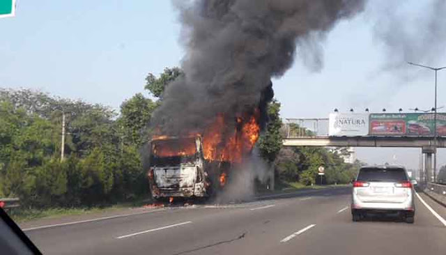 Bus Mayasari 74A Terbakar di Tol JORR