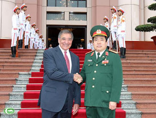 Đại tướng Phùng Quang Thanh, Bộ trưởng Bộ Quốc phòng Việt Nam đón Bộ trưởng Quốc phòng Hoa Kỳ Leon Panetta.