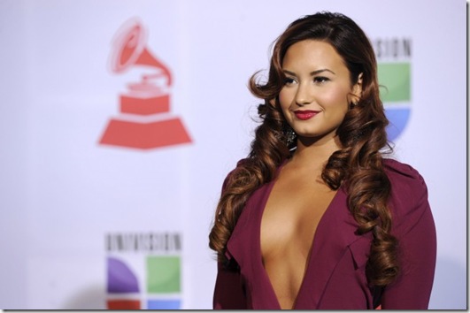 Demi-Lovato-Massive-Cleavage-Sex-4