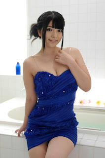 Ai Uehara  gaun biru di kamar mandi