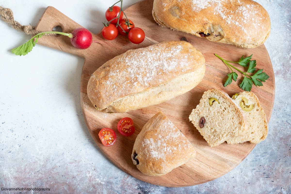 Baguette con olive verdi, nere e pomodori secchi