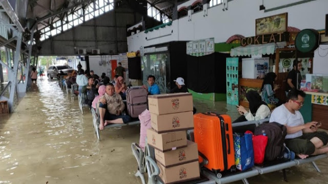 Akibat Hujan Deras dan Banjir, Perjalanan Kereta Api Semarang - Kendal Terganggu