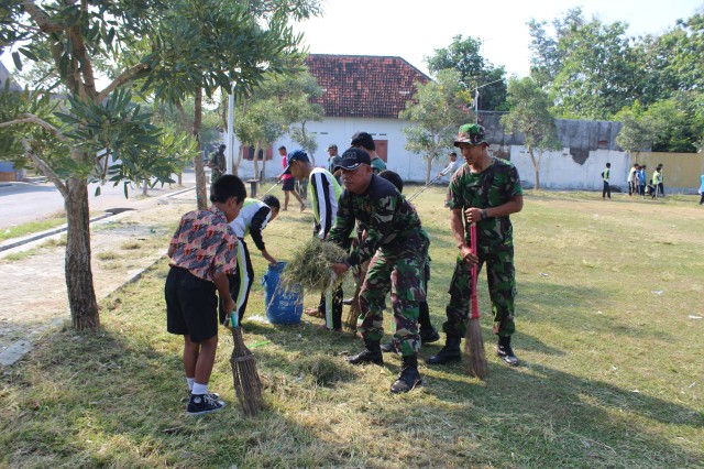 PELAJAR, TNI DAN MASYARAKAT KERJA BAKTI