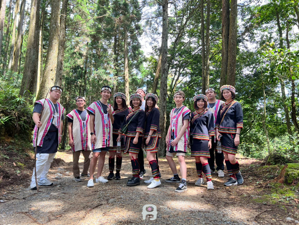 ▲遊客參與丹純部落知性之旅穿著族服體驗山林文化。（中彰投分署提供）