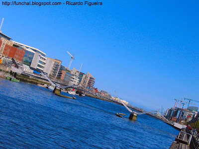 Rio Liffey e uma das pontes que o atravessa