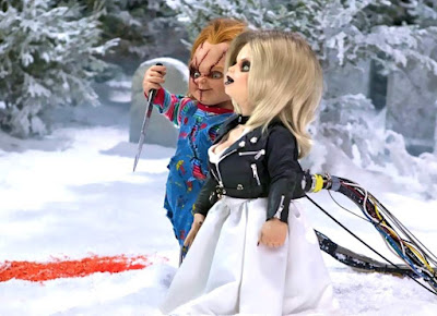 Chucky and Tiffany stroll through the snow in a movie still from Seed of Chucky (2004)
