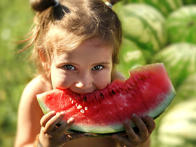 foto de niña comiendo sandias  