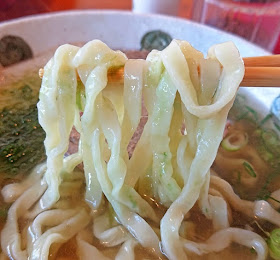 琉球アーサそばの麺の写真