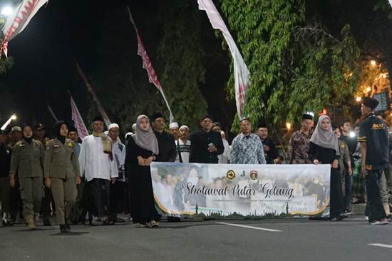 Satpol PP Ngawi Sosialisasikan Gempur Rokok Ilegal saat menyambut datangnya tahun Baru Islam 1445 H/2023-Alun Alun, acara, ageda, malam 1 Suro, sholawat Putar Gelang, Sosialisasi DBHCHT
