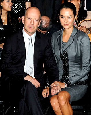 Foto de Bruce Willis sentado junto a Emma Heming