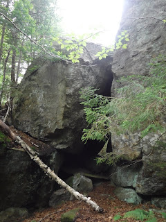 Artists Bluff boulder cave NH