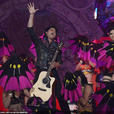 Shahrukh Khan performance at TOIFA 2013 gallery