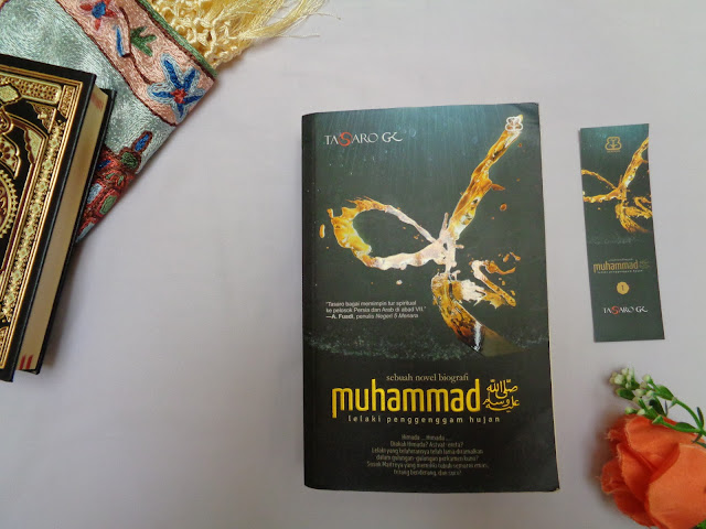 Review Novel Biografi: Muhammad, Lelaki Penggenggam Hujan   