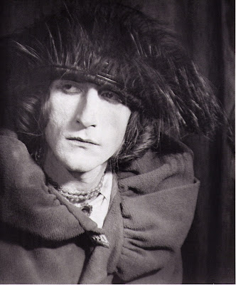 Marcel Duchamp en Rrose Sélavy. Photographie de Man Ray en 1921