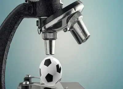 كرة قدم تحت الميكروسكوب في استوديوهات التحليل لمباريات الكرة في القنوات الرياضية الفضائية