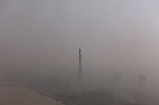 Tháp Juche giữa sương mù buổi sáng ở Bình Nhưỡng vào ngày 13.4