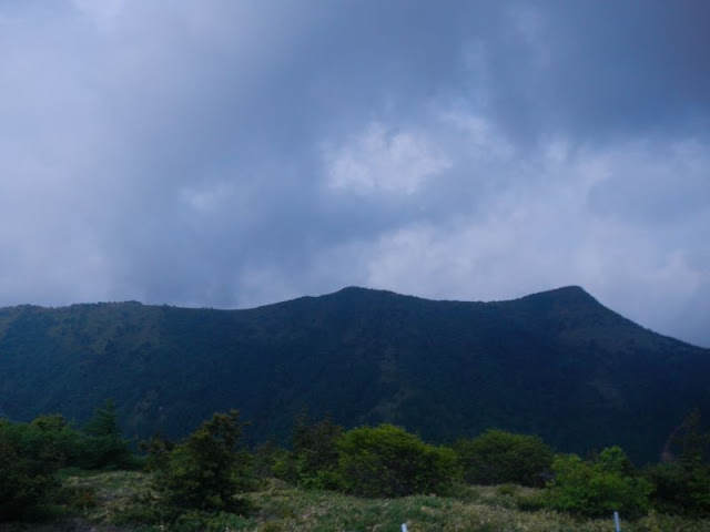 湯の丸山から見た烏帽子岳