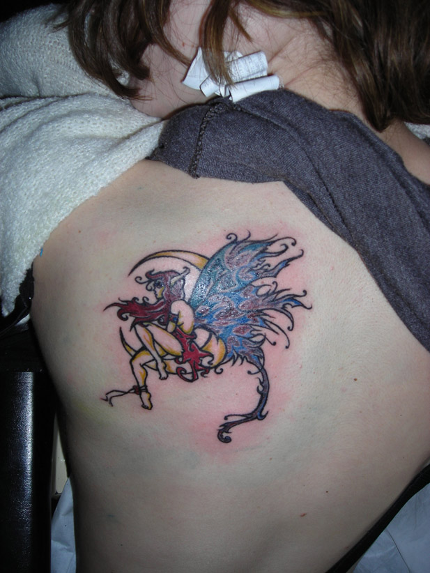 tatuajes hadas duendes. hadas imagenes tatuajes. Un hada sentada bajo la noche.