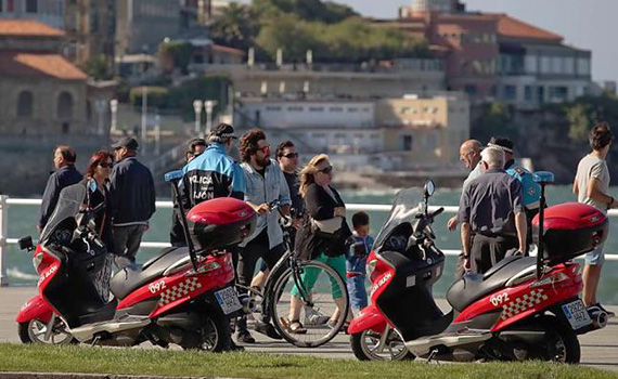 Agentes de la Policía Local, en una actuación de esta semana, informan a los ciclistas de que no pueden circular por la acera