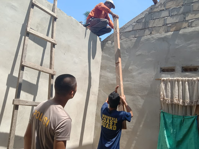 Bakamla RI Bantu Bangun Rumah Penduduk Korban Puting Beliung di Babel