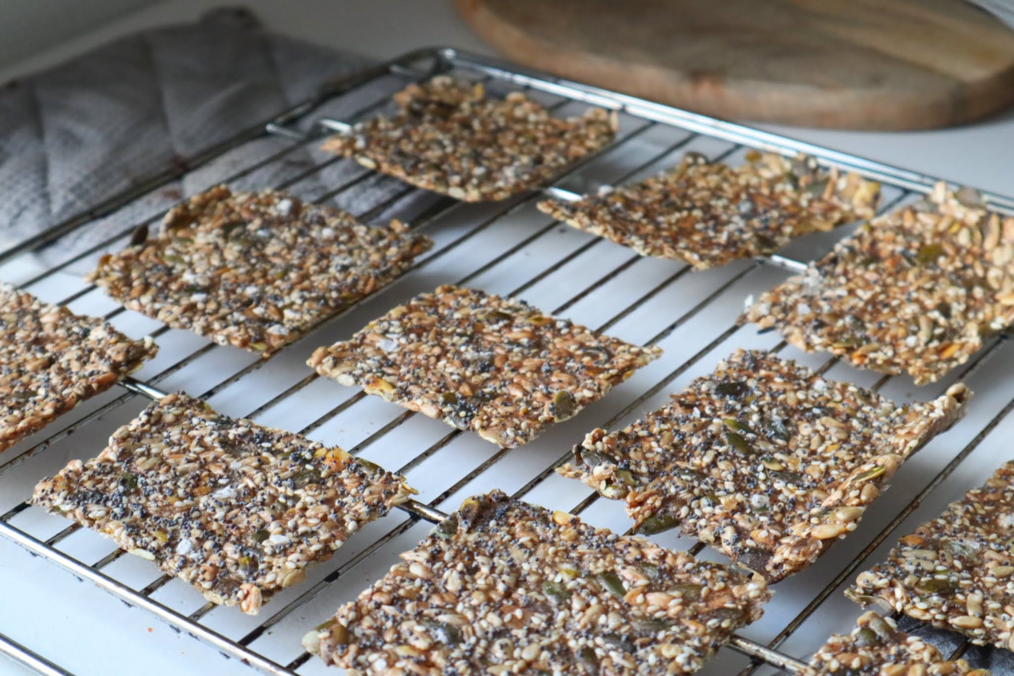 glutenfria fröknäcke på ett galler