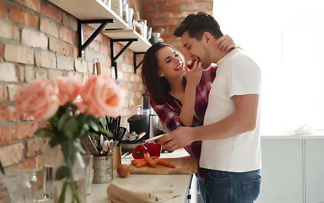 حياتنا  الزواج هو الركيزة الأساسية لبناء المجتمعات، وهو علاقة تُبنى على الحب والتفاهم والاحترام المتبادل. تحسين العلاقات الزوجية وجعلها مليئة بالمودة يتطلب من الطرفين جهداً مشتركاً وفهماً عميقاً لاحتياجات الشريك. تُعتبر المودة جانباً محورياً في إنجاح الحياة الزوجية، حيث تزيد من الاستقرار والسعادة في العلاقة. في هذا المقال سنستعرض مجموعة من الطرق والأساليب التي يمكن من خلالها تعزيز المودة في العلاقة الزوجية لتحقيق حياة مستقرة ومُرضية لكلا الشريكين.  أهمية المودة في الحياة الزوجية في زمن تتسارع فيه وتيرة الحياة وتتشابك فيه الضغوط، يبقى الزواج السعيد حلم كل امرأة تتوق إلى علاقة تُشبه المرفأ الدافئ بعد عاصفة، أو كوب قهوة في شتاءٍ طويل. لكن كيف يمكن أن نحافظ على هذا الدفء؟ كيف نصنع من الزواج مساحة عامرة بالمودة؟ الجواب ليس مجرد كلمات معسولة، بل فن ومهارة وتواصل، ومزيج ناعم من القلب والعقل. دور المودة في تقوية العلاقة الزوجية المودة ليست مجرد تعبير عن الحب بالكلمات، بل هي ترجمة عملية للعواطف عبر الأفعال اليومية. تُساعد المودة في بناء رابطة عاطفية قوية بين الزوجين، مما يُسهم في معالجة التحديات التي قد تواجه الحياة الزوجية. ووفقاً لدراسة أجرتها جامعة هارفارد، فإن الأزواج الذين يظهرون مودة أكبر في تعاملاتهم اليومية يشعرون برضا أكثر عن حياتهم الزوجية، مقارنةً بأولئك الذين يغفلون عن التواصل العاطفي المتكرر.   المودة تُشعر الطرف الآخر بالأمان والانتماء، مما يُعزز الثقة بين الزوجين. فعندما يكون كل طرف واثقاً بأن شريكه يُقدِّره ويهتم به، فإن ذلك يؤدي إلى تخفيف التوترات وتحسين جودة العلاقة. تشير الإحصاءات إلى أن 75% من الأزواج الذين يحرصون على التعبير عن مشاعرهم بانتظام يتمتعون بعلاقات طويلة ومستقرة مقارنةً بغيرهم.  طرق تعزيز المودة في العلاقة الزوجية "وَمِنْ آيَاتِهِ أَنْ خَلَقَ لَكُم مِّنْ أَنفُسِكُمْ أَزْوَاجًا لِّتَسْكُنُوا إِلَيْهَا وَجَعَلَ بَيْنَكُم مَّوَدَّةً وَرَحْمَةً"، هذه الآية تلخص فلسفة الزواج: السكن، المودة، والرحمة. فالمودة ليست حالة عابرة، بل هي شعور دائم يُبنى ويُغذّى مع الوقت. المودة هي تعبير صادق عن الحب، بلغة تفهمها الروح قبل أن تسمعها الأذن. هي نظرة بعين الحنان، كلمة طيبة في وقت الشدة، لمسة فيها تفهّم، وصمتٌ مليء بالدعم. إذاً كيف نحقق ذلك عملياً؟ لنبدأ من الأساس.  1. التواصل العاطفي اليومي التواصل العاطفي هو العمود الفقري للعلاقة الزوجية الناجحة. يمكن تحقيق ذلك من خلال تخصيص وقت يومي للتحدث عن مشاعر كل طرف واحتياجاته. على سبيل المثال، يُمكن للزوج والزوجة أن يتشاركا قصص يومهما وما واجهاه من تحديات وإنجازات. مثل هذه الحوارات تُظهر الاهتمام وتعزز الروابط العاطفية. 2. الاستثمار في الأنشطة المشتركة القيام بأنشطة مشتركة يُتيح للزوجين فرصة لقضاء وقت ممتع معاً، مما يُعزز روح الفريق والمودة بينهما. سواء كان ذلك الطهو معاً، مشاهدة فيلم، أو حتى ممارسة رياضة معينة، فإن مثل هذه الأنشطة تُعزّز الشعور بالانسجام وتخلق ذكريات مشتركة تُقوّي العلاقة. 3. التعبير عن الامتنان بشكل مستمر التعبير عن الامتنان يُظهر للطرف الآخر مدى تقديرك لما يقوم به من أجلك. يمكن أن يكون ذلك من خلال كلمات بسيطة مثل "شكراً"، أو من خلال أعمال مثل إعداد وجبة مفضلة أو تقديم هدية صغيرة تُظهر الاهتمام. دراسة أجرتها مجلة علم النفس الإيجابي أوضحت أن التعبير المتكرر عن الامتنان يعزز رضى الأزواج بنسبة تصل إلى 35%. 4. التركيز على الاحتياجات العاطفية للطرف الآخر من المهم أن يُظهر كل طرف فهماً لاحتياجات شريكه العاطفية. على سبيل المثال، إذا كان أحد الزوجين يقدّر التقدير اللفظي، فمن الضروري تلبية هذا الاحتياج من خلال تعابير مشجعة. معرفة لغة الحب الخاصة بالشريك يمكن أن تكون وسيلة فعّالة لزيادة المودة وتحسين جودة العلاقة الزوجية. 5. التسامح وتجاوز الخلافات كل علاقة تمر بصعوبات وتحديات، ولكن المفتاح هو القدرة على التسامح والابتعاد عن لوم الطرف الآخر بشكل دائم. المودة تزداد عندما يشعر الطرف الآخر بأنك مستعد لتجاوز الأخطاء والنظر إلى الصورة الأكبر وهي نجاح العلاقة. أهمية المودة للصحة النفسية والجسدية ليس الحب مجرد مشاعر رومانسية تُضفي دفئاً على العلاقة الزوجية، بل هو عامل فعّال يؤثر على صحة الإنسان النفسية والجسدية بشكل عميق. فعندما يسود جو من المودة والتفاهم بين الزوجين، لا تقتصر النتائج على تحسين جودة العلاقة فقط، بل تمتد لتشمل راحة البال، وقوة المناعة، وحتى الوقاية من الأمراض المزمنة. في هذا السياق، تظهر أهمية المودة كعنصر أساسي في أسلوب حياة صحي ومتماسك. كيف تؤثر المودة على الصحة النفسية؟ المودة تقلل من مستويات التوتر وتُخفف من القلق، مما ينعكس بشكل إيجابي على الحالة النفسية للزوجين. من خلال التعبير المستمر عن الحب، يشعر الأزواج براحة نفسية أكبر وثقة أقوى بالمستقبل. دور العلاقات العاطفية الإيجابية في تعزيز المناعة تشير الأبحاث إلى أن الأزواج الذين يُظهرون مودة أكبر يتمتعون بمناعة أفضل ضد الأمراض، حيث يُنتج الجسم هرمونات مثل الأوكسيتوسين التي تُعزز الشعور بالسعادة. دراسة من جامعة كاليفورنيا وجدت أن علاقات الزواج القائمة على المودة تُقلل من احتمالية الإصابة بأمراض القلب بنسبة 30%. الحفاظ على المودة في الأوقات الصعبة في مسيرة الحياة الزوجية، لا تخلو الطريق من المنعطفات والتحديات، سواء كانت مالية، صحية، أو نفسية. لكن ما يصنع الفارق الحقيقي في عبور هذه اللحظات العصيبة هو وجود المودة كدرع واقٍ ومصدر قوة. فحين تُحاط العلاقة بروح المحبة والرحمة، يصبح من الممكن مواجهة الصعاب بعقلانية وهدوء، وتحويل الأزمات إلى فرص لتعميق الترابط وتعزيز الثقة المتبادلة. التعامل مع الضغوطات الزوجية بحكمة الأوقات الصعبة تُشكّل اختباراً للعلاقة الزوجية، وهنا يظهر تأثير المودة في تقليل الضغط الناتج عن الأزمات. يُمكن للزوجين مواجهة الأزمات معاً من خلال تعزيز الدعم المتبادل والعمل بروح الفريق. كيف تساعد المودة في الحفاظ على الأمل؟ خلال التحديات، تُعطي المودة شعوراً بالأمل والقوة على تجاوز المحن. على سبيل المثال، في حال حدوث مشكلات مالية، فإن التواصل المكثف والاهتمام المتبادل يُساعدان الزوجين على التركيز على الحلول بدلاً من التركيز على المشكلة ذاتها. أفكار عملية لتعزيز المودة اليومية المودة لا تعتمد فقط على اللحظات الكبيرة أو المناسبات الخاصة، بل تُبنى في التفاصيل الصغيرة التي تتكرر كل يوم. فالحياة اليومية تمتلئ بالفرص التي يمكن استثمارها لتقوية الروابط العاطفية بين الزوجين، بشرط الانتباه لها والحرص على تحويلها إلى لحظات ذات معنى. من خلال تصرفات بسيطة لكن صادقة، يمكن تعزيز الحب والمودة بطرق تجعل العلاقة أكثر دفئاً واتزاناً يوماً بعد يوم.  إرسال رسائل حب يومية: يمكن لرسالة قصيرة عبر الهاتف تحمل كلمات حب بسيطة أن تُضيء يوم شريكك وتُضيف دفئاً لعلاقتكما.  تقديم مفاجآت بسيطة: الهدايا البسيطة وغير المتوقعة لديها قوة كبيرة في تعزيز المودة. يمكن أن تكون باقة زهور مفاجئة أو أكلة مفضلة تُعدها بنفسك. تخصيص وقت للجودة: أحياناً، الجلوس معاً بهدوء دون هواتف أو شاشات يُمكن أن يكون أفضل وسيلة لتعزيز المودة. التركيز على التواجد معاً في الحاضر يُزيد من الترابط العاطفي.  القيام بأعمال تطوعية مشتركة: المشاركة في أعمال خيرية أو نشاط تطوعي يعزز من الشعور بالترابط ويضيف قيمة إيجابية للحياة الزوجية. تذكير الشريك بالذكريات الجميلة: يمكن لتذكر اللحظات الجميلة بينكما أن يُحفّز الشعور بالمودة. استعرضا صور إجازاتكما وزياراتكما السابقة معاً، وتحدثا عن لحظاتكما الخاصة.  أهم النصائح للحفاظ على المودة على المدى الطويل إليك أهم النصائح للحفاظ على المودة على المدى الطويل:التجديد المستمر للعلاقة: البحث عن طرق جديدة لإبقاء العلاقة مثيرة ومتجددة يُضيف متعة واستمرارية للمودة. لا تتردد في استكشاف هوايات جديدة مع شريكك أو تعلم مهارات معاً.  التركيز على الإيجابيات: كل علاقة تحتوي جوانب إيجابية وسلبية. التركيز على الجوانب الإيجابية وتقديرها يُساعد على تقليل الضغوط ويزيد من المودة.  الحفاظ على مساحة شخصية لكل طرف: بالرغم من أهمية التواصل والمشاركة، إلا أن الحفاظ على مساحة شخصية لكل طرف يُساهم في المزيد من الاحترام المتبادل وينعكس بشكل إيجابي على المودة بين الزوجين.  التعامل مع النقد بحساسية: النقد يمكن أن يكون بناءً إذا تم بطريقة حساسة ومحترمة. تجنبوا لغة الجرح والإهانة واستبدلوها بالحوار الهادئ والمبني على الرغبة في تحسين العلاقة. التدريب على الاستماع الجيد: الاستماع الفعّال للشريك يُظهر أنك تقدّره وتحترم آرائه. خصص وقتاً للاستماع لما يشعر به دون محاولة تقديم حلول فورية، بل ركّز على فهم ما يقوله بعمق.  قائمة بأفضل 10 نصائح للحفاظ على المودة الزوجية فيما يلي نستعرض أهم 10 نصائح عملية تساعد الأزواج على تعزيز المودة بينهم والحفاظ على دفء العلاقة مهما طال الزمن.التعبير عن الحب والتقدير بشكل يومي.  خلق نشاطات مشتركة تضيف متعة للعلاقة. التحدث بلغة الحب الخاصة بكل شريك. الاعتناء بالاحتياجات العاطفية لكل طرف. التحلي بالصبر والتسامح. الحفاظ على التواصل الدائم والمفتوح. إظهار الامتنان والتقدير لكل جانب إيجابي. تقديم الهدايا الصغيرة والمفاجآت. تذكر اللحظات السعيدة معاً ومشاركتها. تطوير الرومانسية والاستثمار في العلاقة. وفي الختام، المودة ليست شعوراً عشوائياً، بل هي اختيار يومي، جهد متواصل، وقرار بالاستمرار رغم كل التحديات. كوني تلك المرأة التي تحب بوعي، تعبر بصدق، وتبني علاقة تزهر عاماً بعد عام. ولا تنسي، أن المودة الحقيقية لا تُشترى ولا تُمنح، بل تُزرع وتنمو... فقط حين نعتني بها كل يوم.