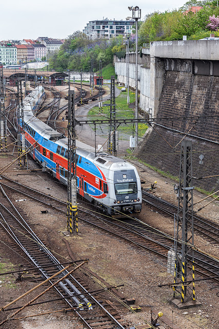 A Czech Railways' CityElefant train departs Praha hl.n.