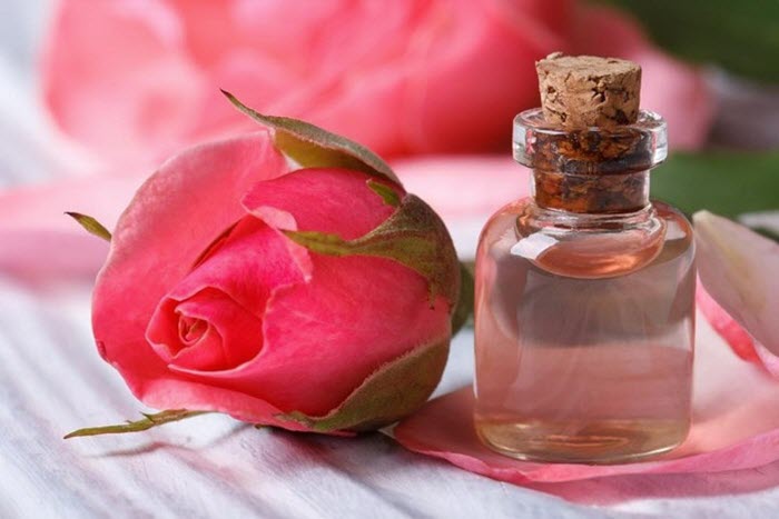 10 lợi ích ấn tượng của nước hoa hồng bạn nên biết