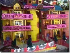 800px-HK_Sai_Ying_Pun_Queen_s_Road_West_158_Paper_Product_Houses_紙紮祭品別墅